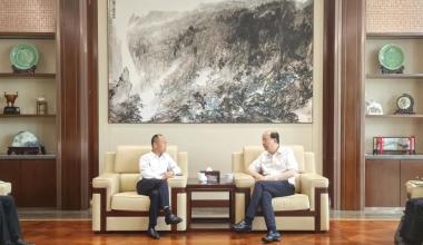 Zhang Shiqian, prezes oddziału Industrial and Commercial Bank of China Jiaxing, odwiedza Tongkun w celu przeprowadzenia badań